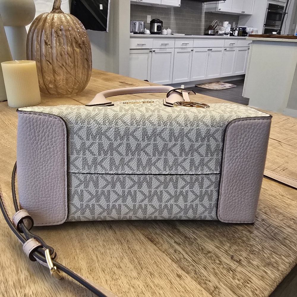 Michael Kors Mercer messenger crossbody purse, pink and cream bag - Picture 9 of 10